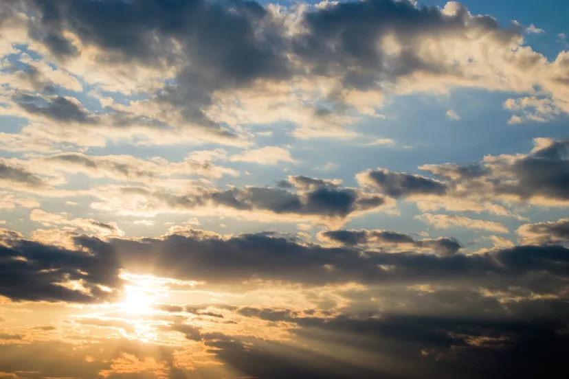 clouds 1724447 1920 zon en wolken surfsup711 via pixabay