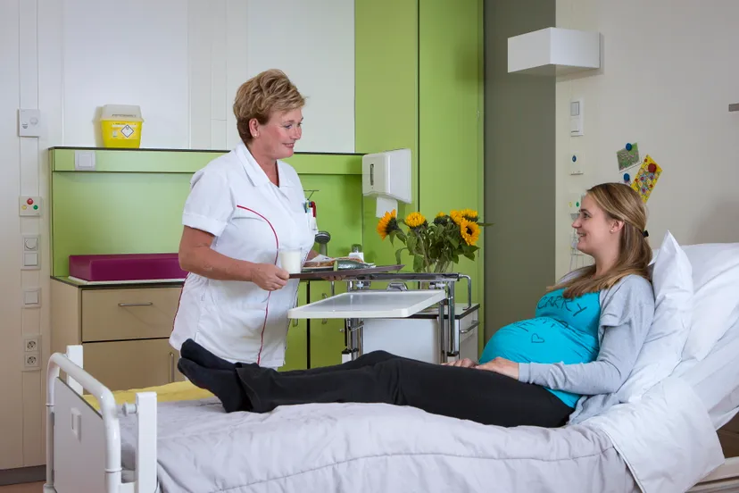 corp foto 7 voedingsassistent reikt maaltijd aan2