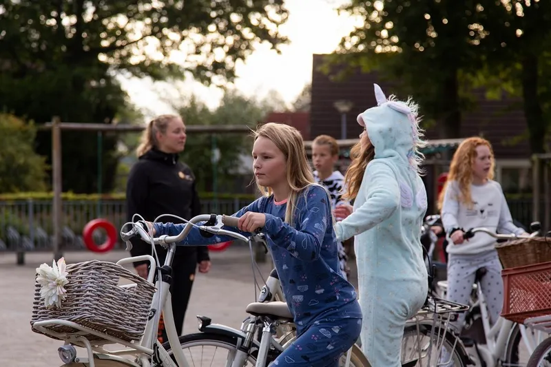 csm kinderen met de fiets in de hand op het schoolplein 176f600164