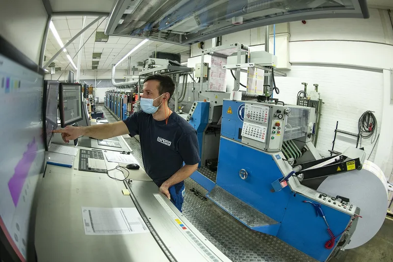 csm medewerker aan het werk bij lijnco d673bd23d3