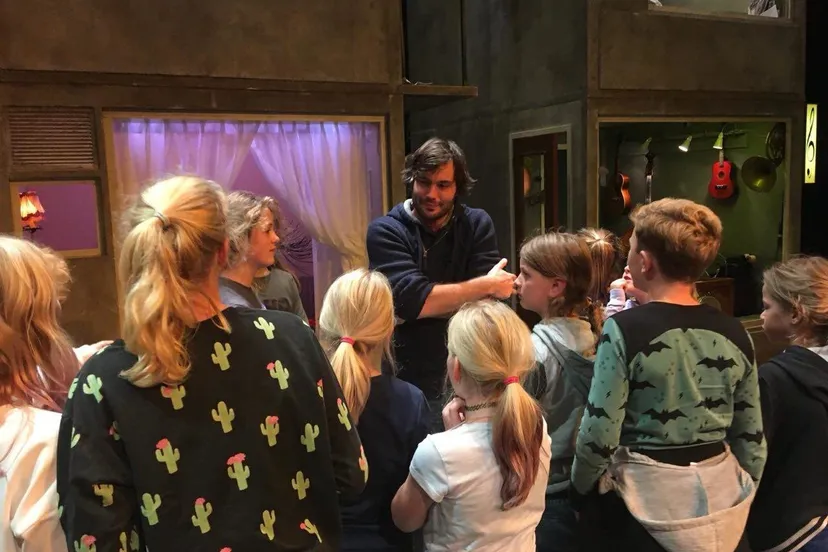 cursisten vrijdag spelen bij het houten huis in martiniplaza e1541848704281