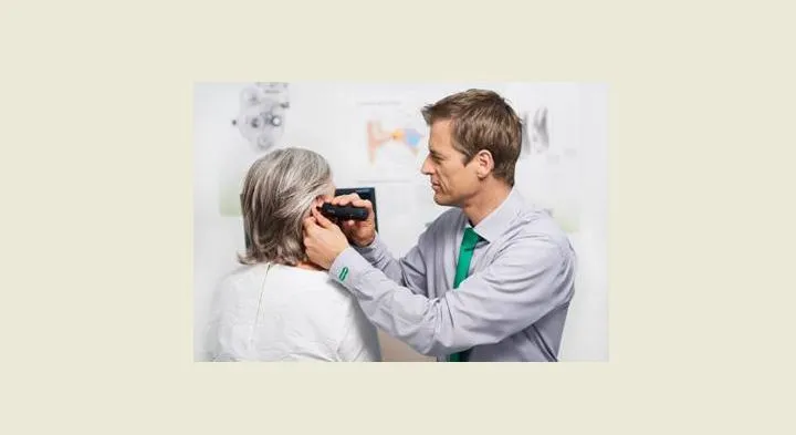 de audicien onderzoekt tijdens een gehoormeting de gehoorgang en trommelvliezen met de video otoscoop terwijl de klant zelf realtime meekijkt op een scherm ter ondersteuning van de diagnose