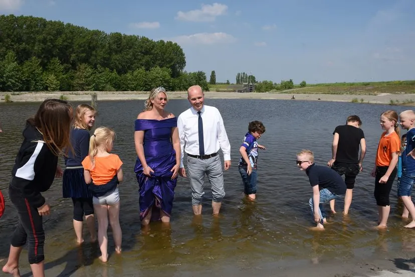 de garnalenkoningin wethouder harmannus blok en schoolkinderen openen officieel zoutkamp achter diek fotograaf hink horneman