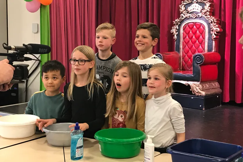 de kinderen zingen lied in bij bso noordster foto rechtenvrij te gebruiken 1