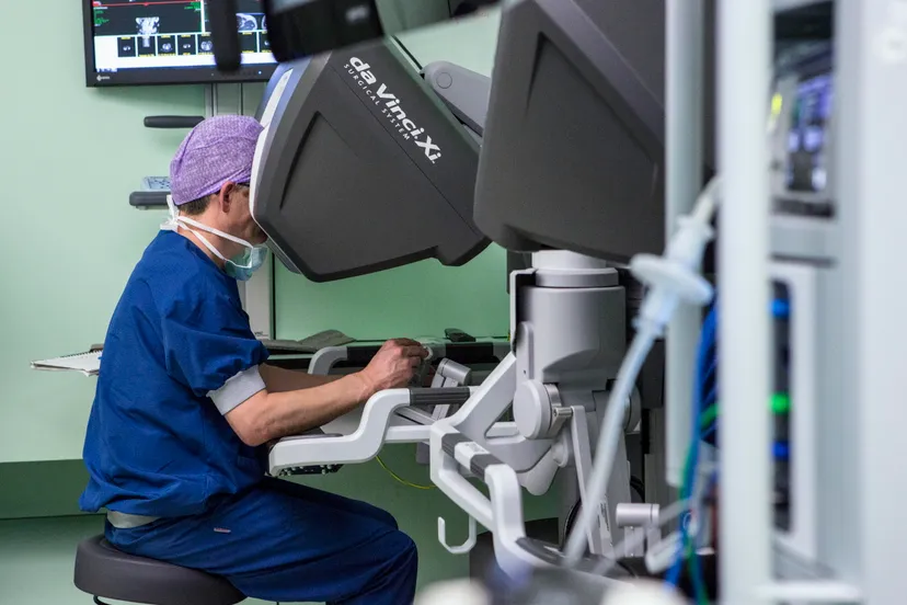 de operateur stuurt vanuit het bedieningspaneel de armen van de robot aan