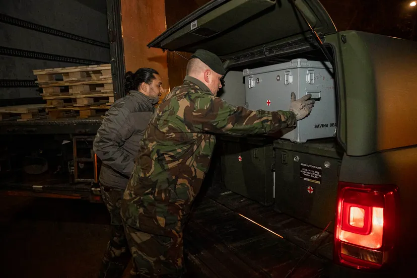 defensie stelt extra beademingsapparatuur beschikbaar voor ziekenhuizen cco by by ministerie van defensie cc0