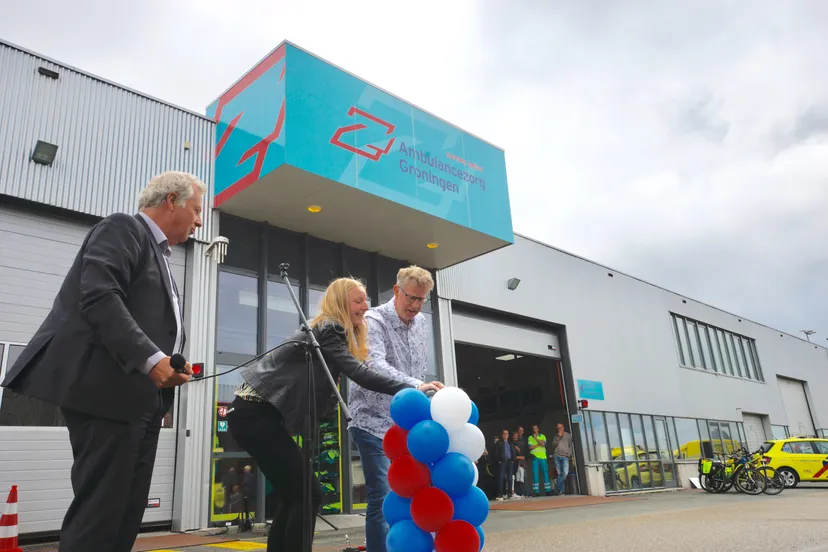 dsc7908 twee medewerkers van ambulancezorg groningen drukken op de knop en openen het pand