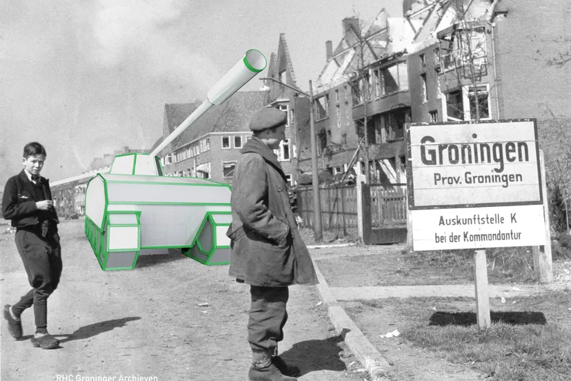 dvvg lt dave heap leest de tekst van een wegwijzer op de paterswoldseweg 1