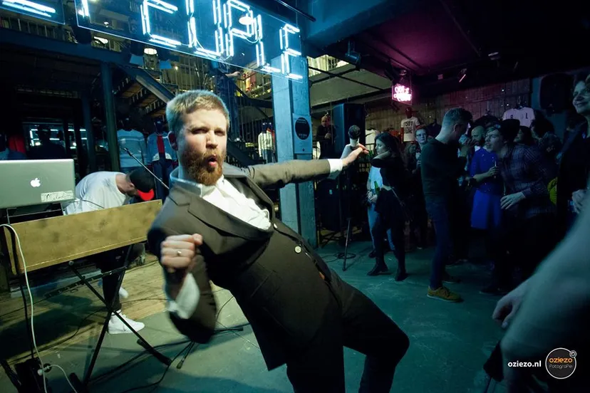 electropozie de messen willie darktrousers