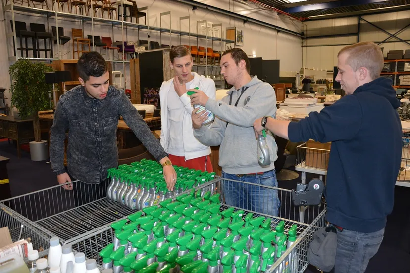 entree studenten aan het werk in winkel klassestore