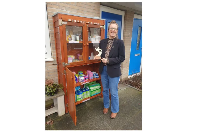 esther smid neemt de circulaire kringlogo bokaal van resthout in ontvangst