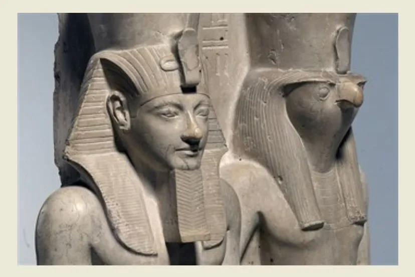 farao horemheb en valkgod horus kalksteen nieuwe rijk 18e dynastie 1319 en 1305 v chr kunsthistorisches museum wien