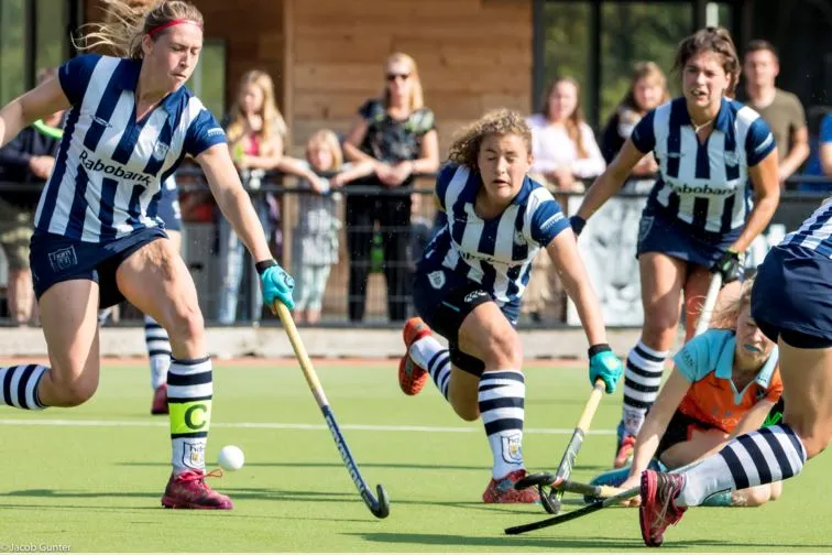 fieke hoff scoort de 1 3 met de backhand tussen groot aantal verdedigers van hdm