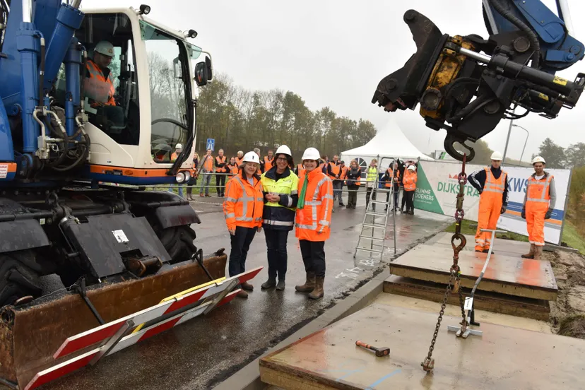 fleur grper van koolwijk karin dekker en agnes bernhardt verrichten de starthandeling voor de pr leek foto alex wiersma provincie groningen