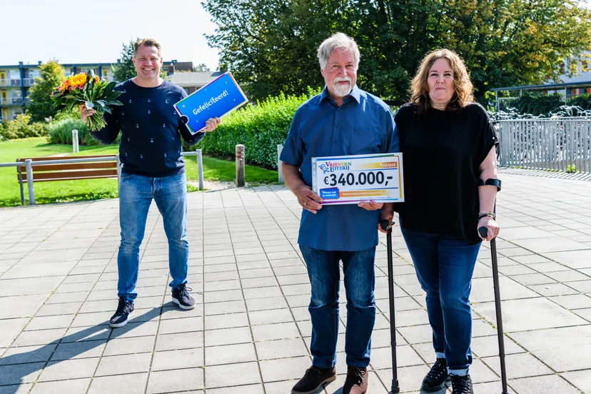 foto 2 wim uit groningen verrast met een cheque van 340000 euro van vriendenloterij jurgen jacob lodder
