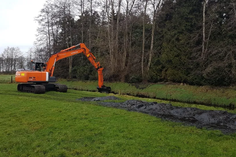 foto bagger op de kant leggen 1 waterschap noorderzijlves