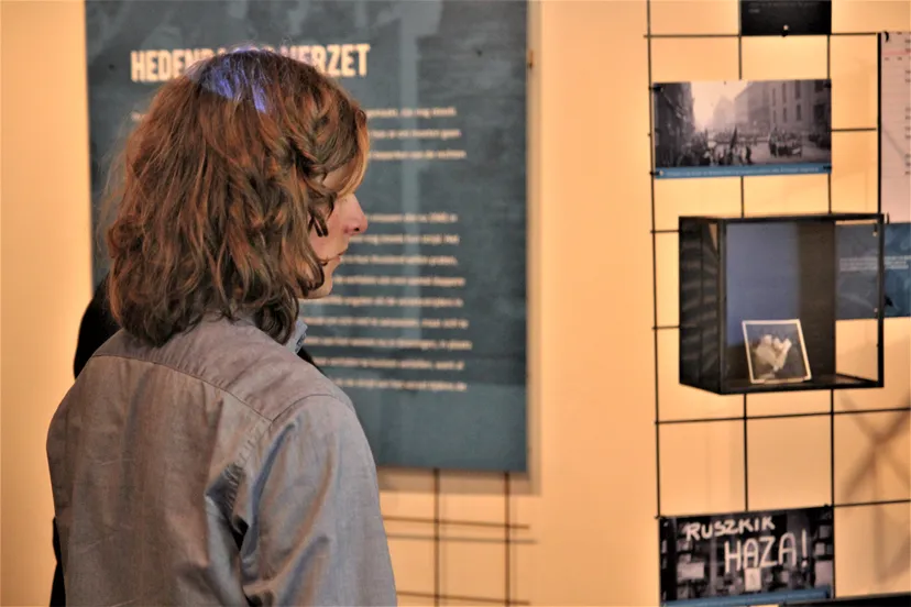 foto bezoeker tentoonstelling foto bezoeker in de tentoonstelling voortdurend verzet fotograaf antrude oudman