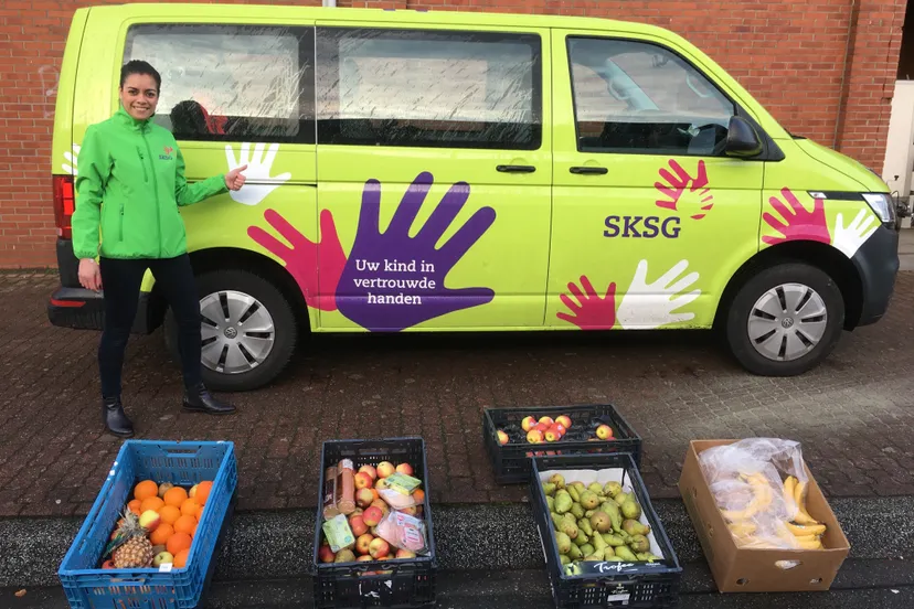 foto kratten met verse producten van sksg voor de voedselbank sksg
