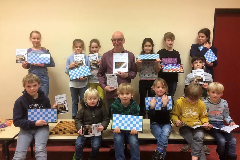 foto uitdelen schooldampakket groningen foto danny staal