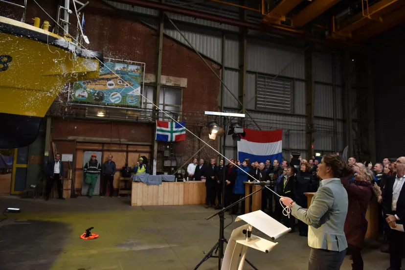 gedeputeerde fleur grper van koolwijk doopt het nieuwe inspectieschip pw18 provincie