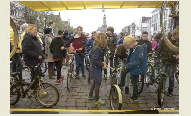 gemeente groningen en anwb zamelen kinderfietsen in minima c henk tammens