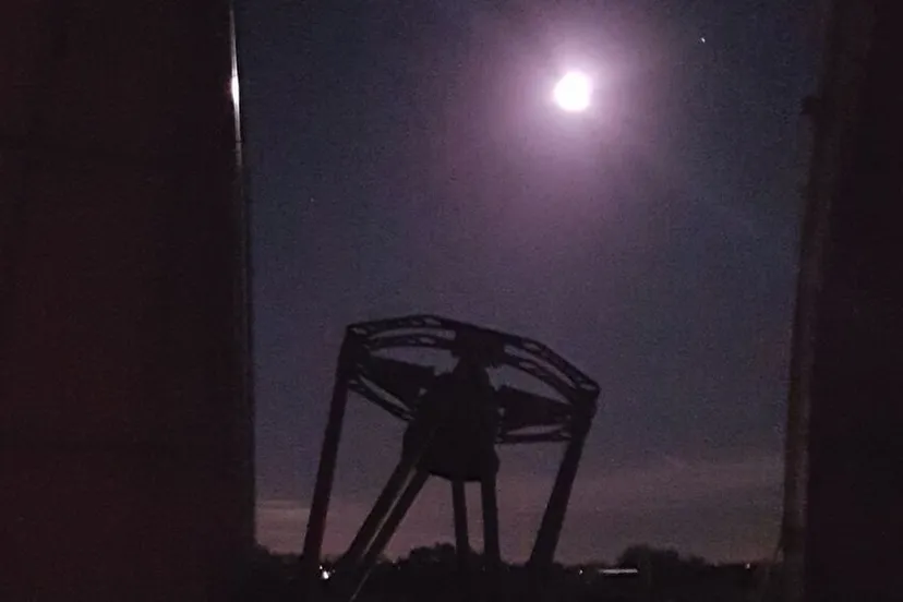 gratama telescoop in de koepel van de blaauw sterrenwacht met de bijna volle maan hoog aan de hemel e1540819531243