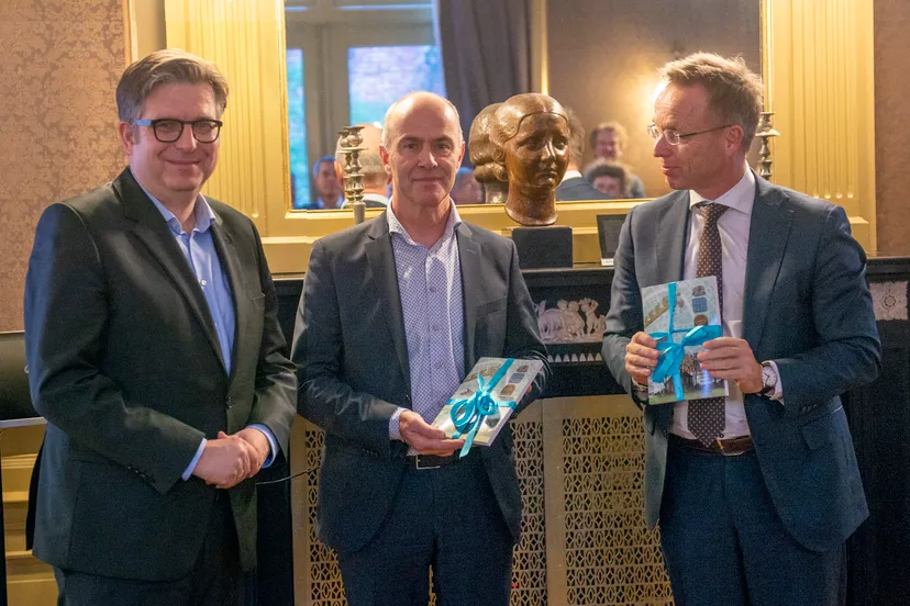 groningen boek overhandiging hervonden stad door wethouder van der schaaf 01 1 op de foto staan vlnr wethouder roeland van der schaaf hans biemans lid college van bestuur rug cdk ren paas