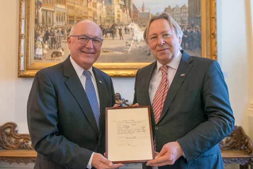 groningen burgermeester den oudsten met bezoek ambassadeur pete hoekstra stadshuis geboorteakte 02 e1520426733322