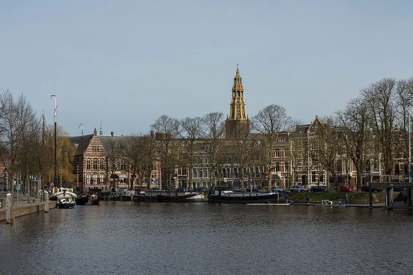 groningen de toren van der aakerk rm18423 vanaf bij de sluis foto7 2015 03 22 1207 zwemmen bij bruggen en sluizen cc by sa 40 michielverbeek