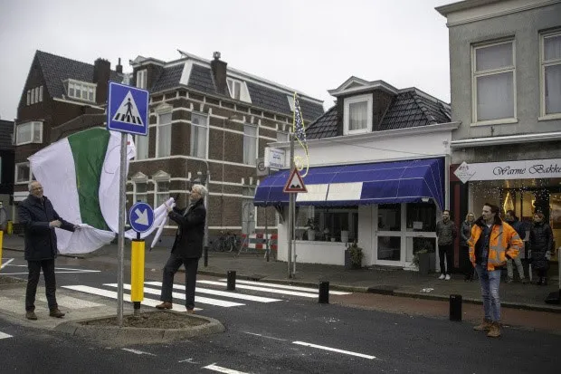 helft rijbaan verlengde hereweg afgesloten door aanplant boom