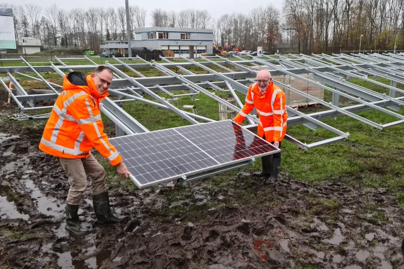 herman beerda en tjitse mollema leggen eerste zonnepaneel waterschap noorderzijlvest