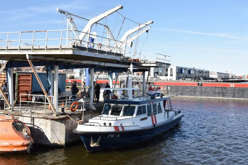 het schip aquarius bij het drijvend platform van noorderpoort energy maritime