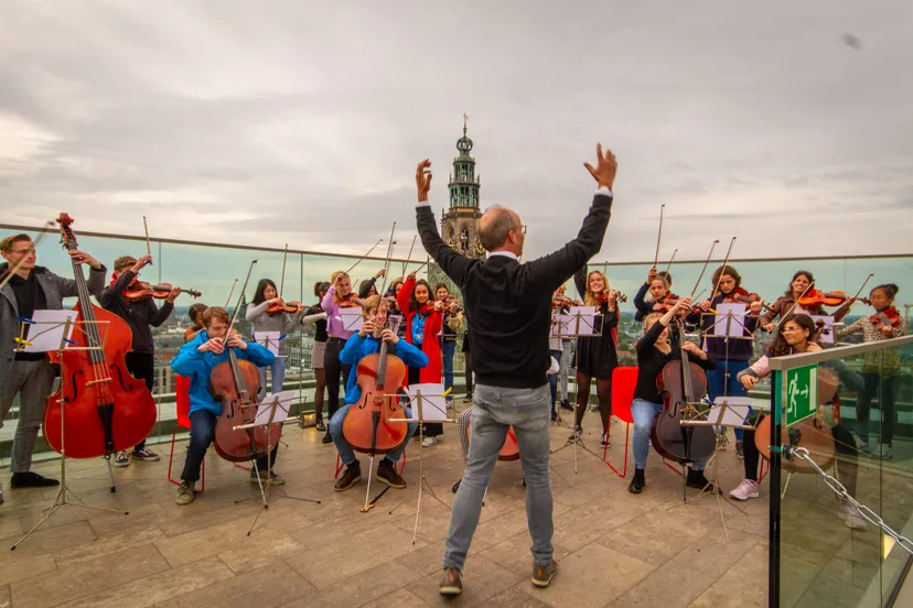 hjso speelt grnnens laid op forum dak