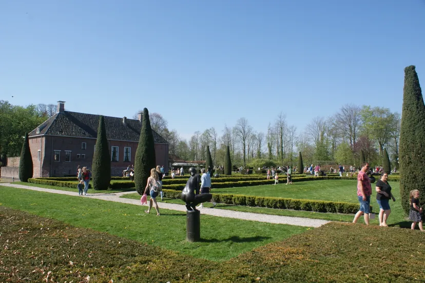 honderden kinderen zoeken paaseitjes 1