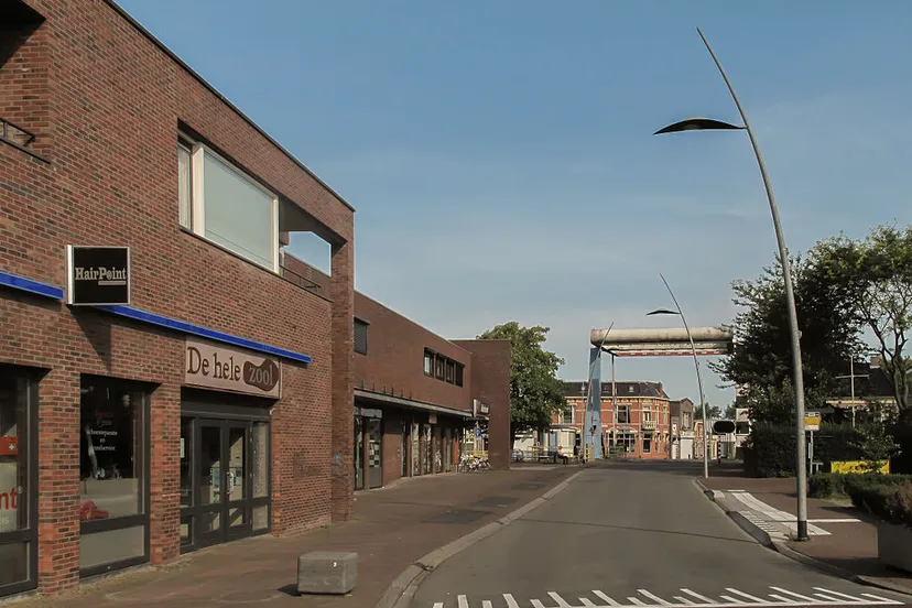 hoogkerk straatzicht de zuiderweg met de hoogkerksterbrug cc by sa 30 wik comm michielverbeek