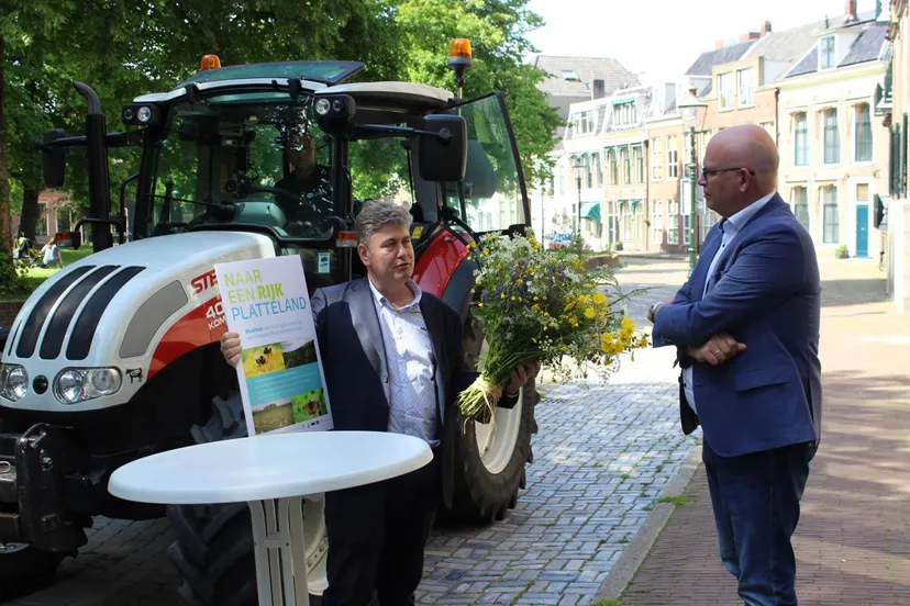 img 1430 overhandiging manifest natuur en milieufederatie groningen