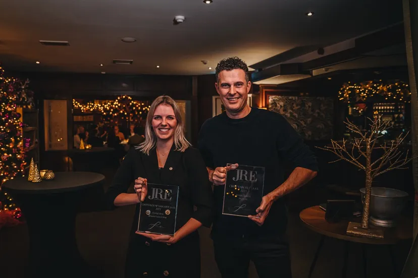 jeroen sportel chef van het jaar en corine vink gastvrouw van het jaar foto cobus boele via jre