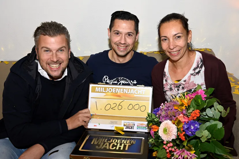 johann en zijn vriendin sally worden door postcode loterij ambassadeur winston gerschtanowitz verrast met een cheque van 1026000 euro fotocredits roy beusker e1538393415911