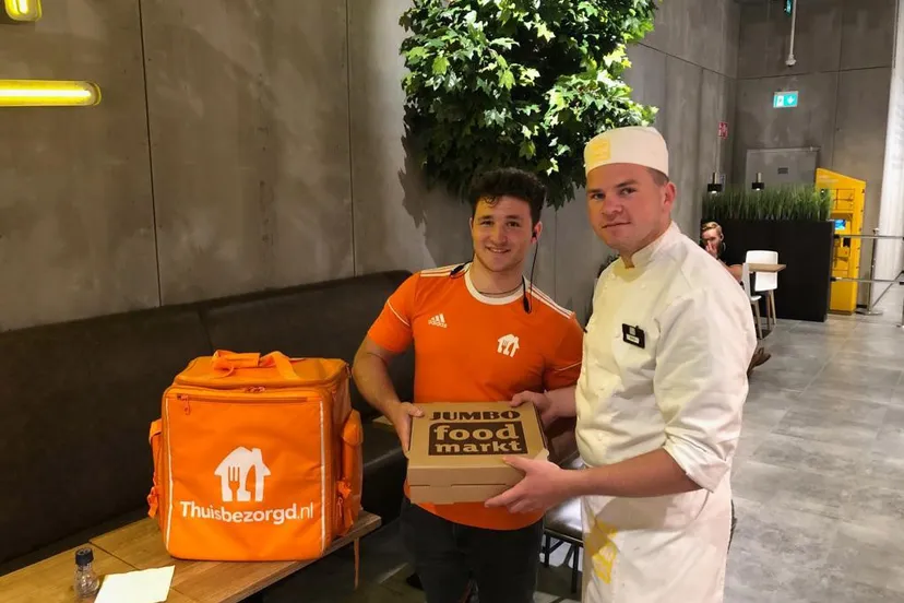 jumbo foodmarkt groningen start pilot met maaltijdenbestelsite thuisbezorgd nl thuisbezorgdnl komt een bestelling ophalen bij de foodmarkt in groningen jumbo