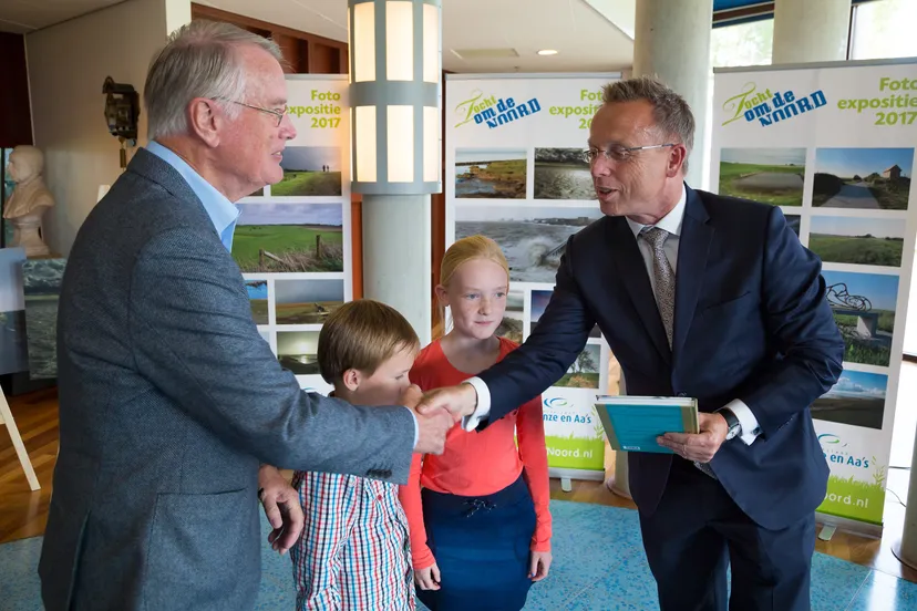 kerstvloed1717 wordt overhandigd aan comvdkon renepaas