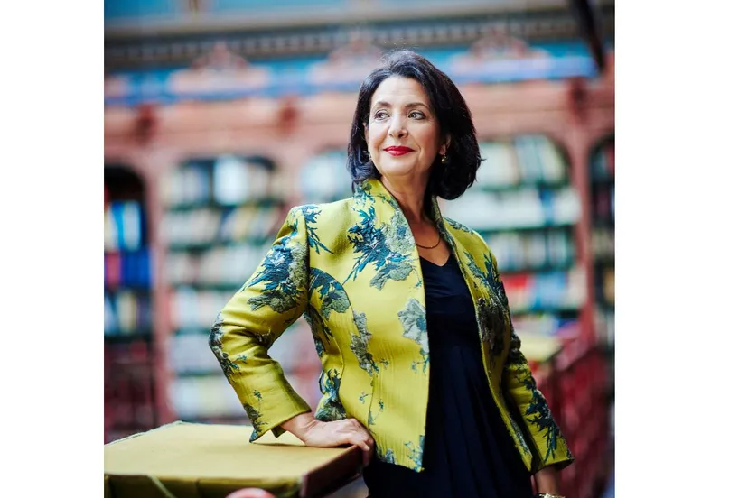 khadija arib boven in handelingenkamer copyright iris planting dutchandfamous small 1 iris planting duchtandfamous1