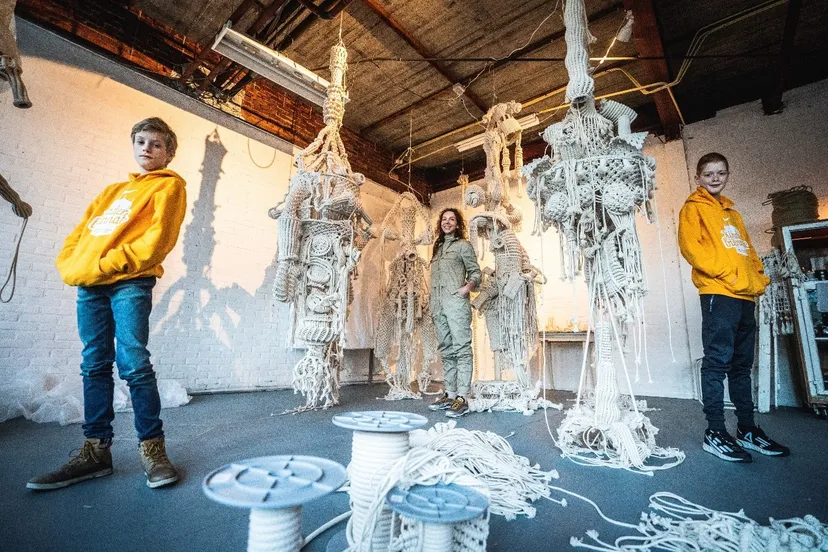 kinderambassadeurs thijs en sam op bezoek in het atelier van kunstenaar sandra de groot foto siese veenstra