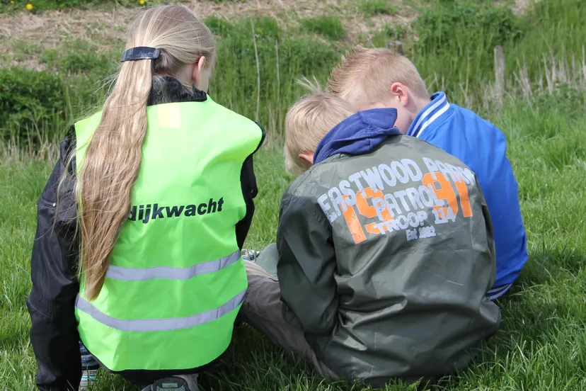 kinderen in actie bij een dijk kinderen in actie bij een dijk foto waterschap noorderzijlvest