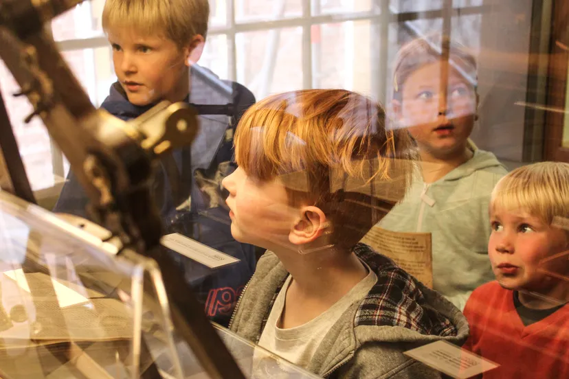 kinderen luisteren naar verhalen in het noordelijk scheepvaartmuseum antrude oudman e1540219732630