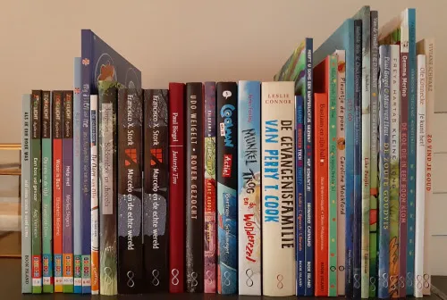 kinderzwerfboekstation bij minibieb oosterparkwijk