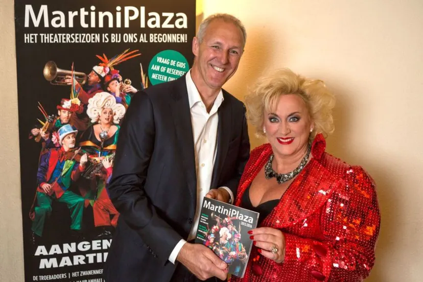 knipsel overhandiging gids willem de kok aan karin bloemen