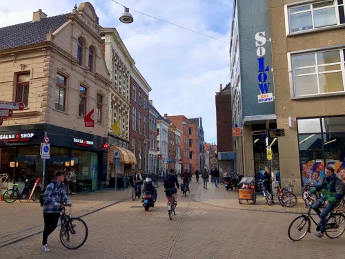 kop oude boteringestraat afgesloten voor bouwkraan bij voormalige bibliotheek