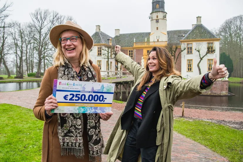 marjon edzes neemt een cheque van 250000 euro in ontvangst voor de fraeylemaborg 1 bankgiro loterij