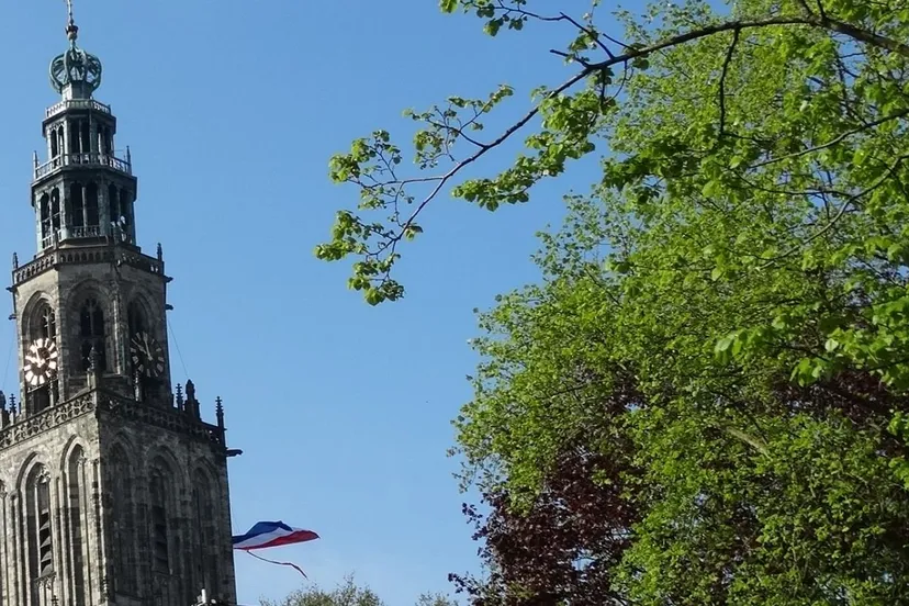 martinitoren met vlag koningsdag