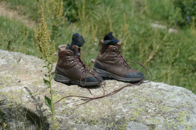 mountaineering shoes shoes hiking shoes worn socks hiking shoelaces 1015091jpgdberg wandel schoenen